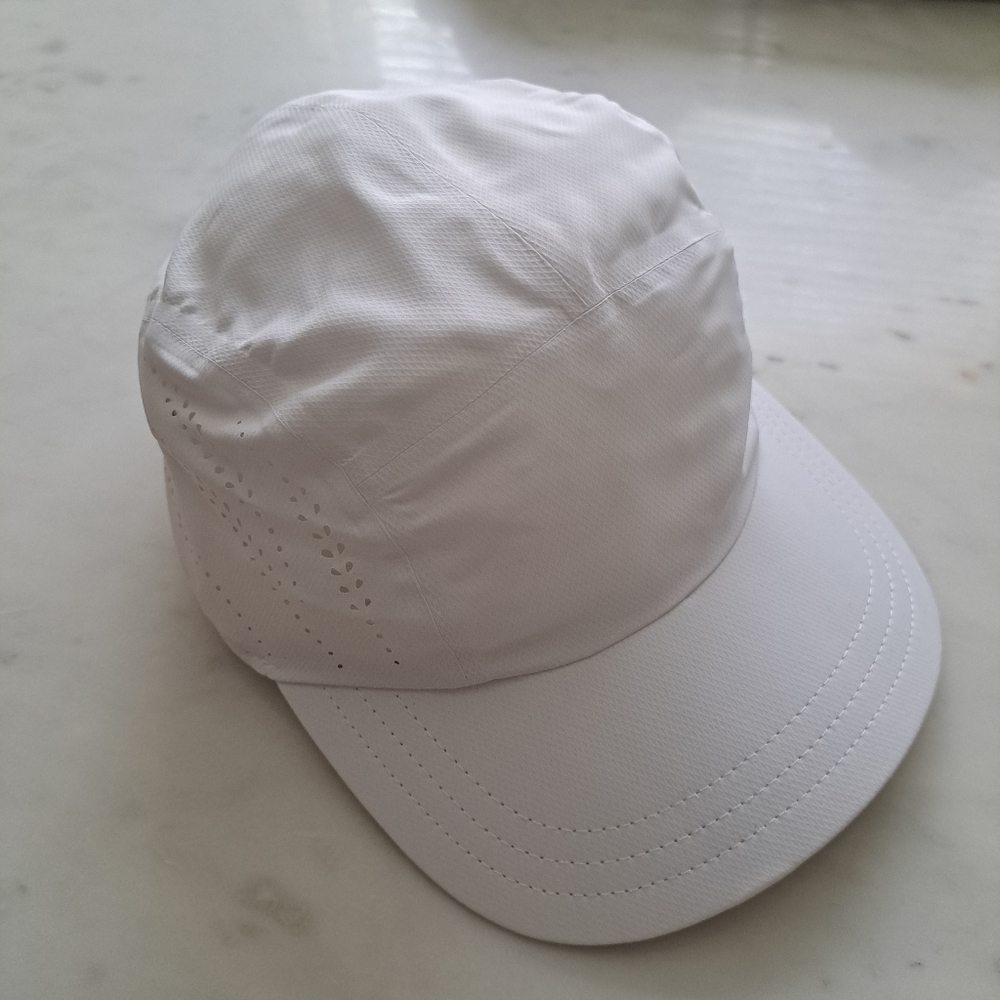 NWOT Athleta Ultra Light Run Cap 3.0